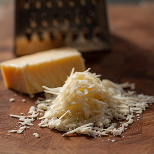 rasp je eigen blok Parmezaanse kaas 